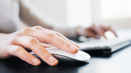 Persona que utiliza un teclado y un ratón.