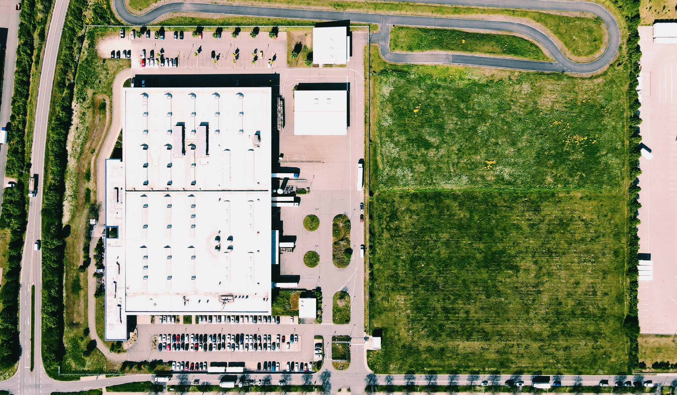 Blick von oben auf die Produktionshalle in Arnstadt